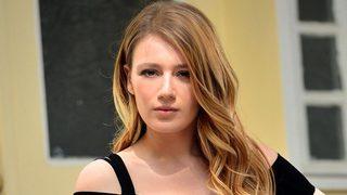 Oyuncu Gizem Karaca mini şortlu paylaşımıyla nefes kesti! Nazar değecek diye korkuyorum