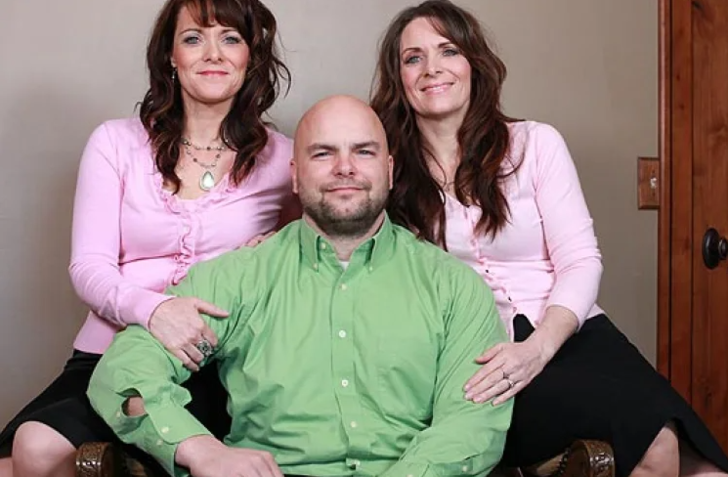 Aynı anda üç kadınla evlendi! Üstelik eşleri birbirlerinin akrabası: İkiz kardeşler ve kuzenleri... G5