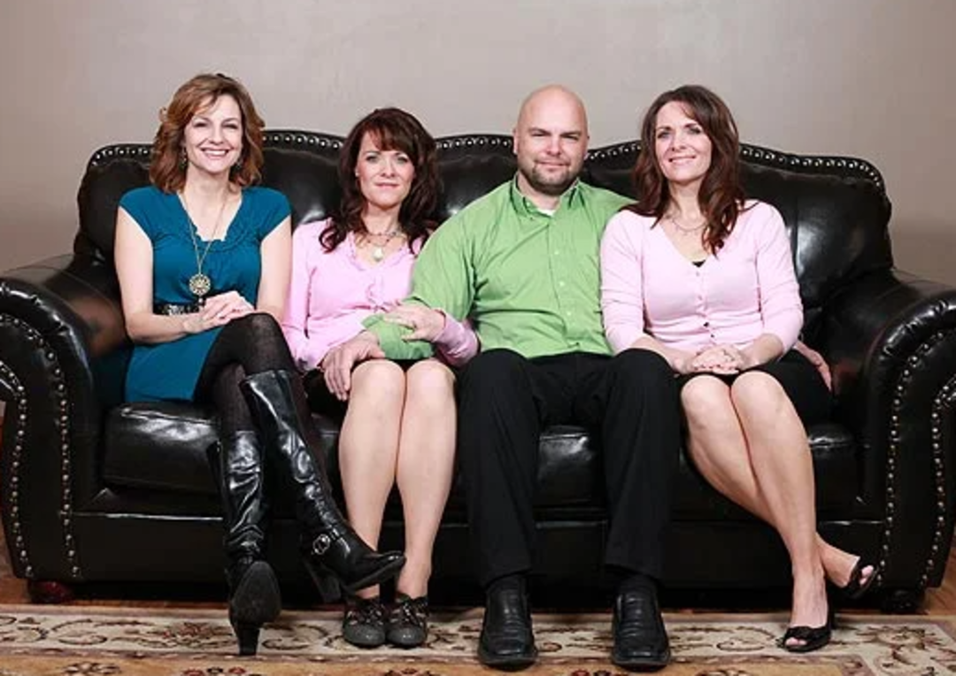 Aynı anda &uuml;&ccedil; kadınla evlendi! &Uuml;stelik eşleri birbirlerinin akrabası: İkiz kardeşler ve kuzenleri...