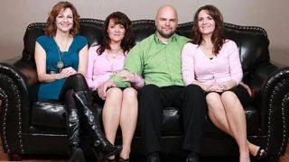 Aynı anda üç kadınla evlendi! Üstelik eşleri birbirlerinin akrabası: İkiz kardeşler ve kuzenleri...