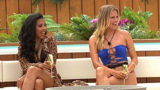 Sosyal medyayı çıldırtan öpüşme sahnesi! İki kadın yarışmacının öpüşmesine tepki gösteren erkekleri eleştirildiler