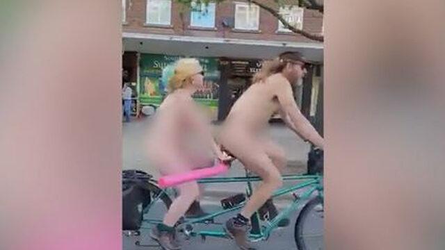 Onlar soyundu, halk ikiye bölündü! Hayır için 'çırılçıplak' bisiklet sürdüler