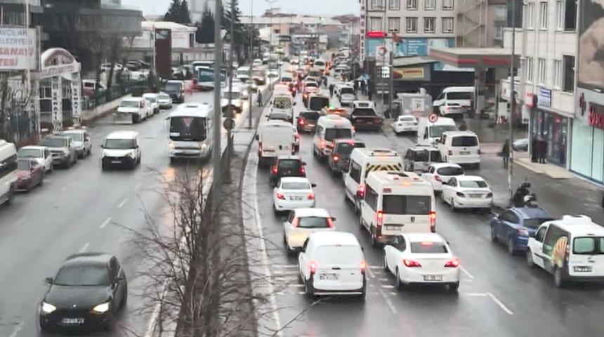Kavşak kapatıldı, olay oldu! 500 metre uzaklıktaki hastaneye 5 dakikada gidiyorlar