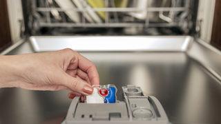 Pırıl pırıl bulaşıklarınız için en iyi ve en ucuz bulaşık makinesi tableti çeşitleri