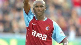 Trabzonspor'un eski oyuncusu Yattara'nın fenomen Eda Sakız ile havuz pozları olay oldu! Dominik'te sarılarak paylaştılar