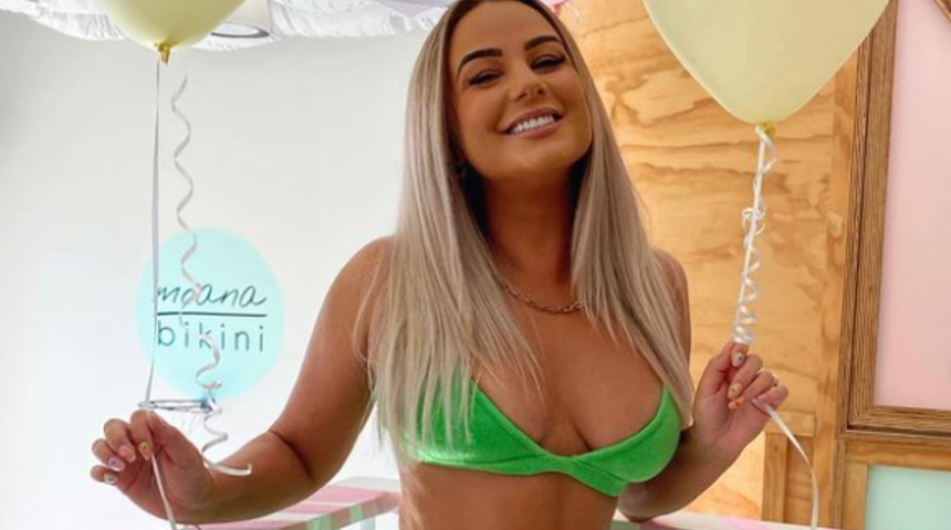 Sosyal medyanın gerçekliğini göstermek istedi! Elinde tuvalet kağıdıyla klozet pozu olay yarattı