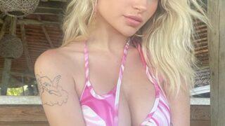 Lottie Moss, tamamen üstsüz güneşlendi! Paylaşımı sosyal medyayı salladı