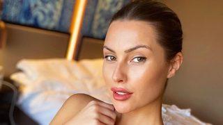 Serdar Ortaç'ın eski eşi Chloe Loughnan havuzun içinden bikinili poz verdi!