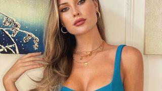 Serdar Ortaç'ın eski eşi Chloe Loughnan yırtmaçlı beyaz elbisesiyle mest etti!