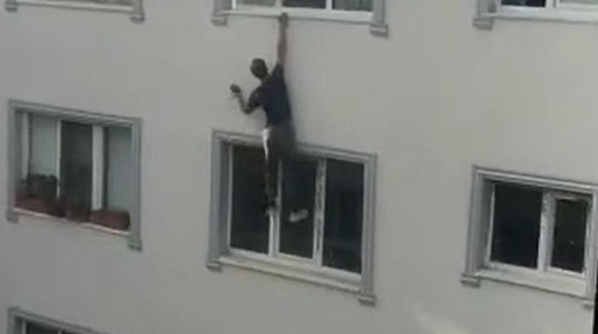 Pencereden sarkan adamı görenler neye uğradığını şaşırdı! Gerçek ortaya çıktı: Yakalanmamak için...