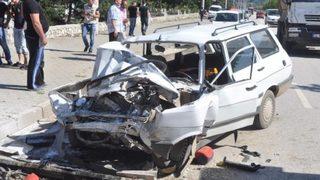 Otomobil yol temizleme aracına çarptı: 1 ölü, 2 yaralı