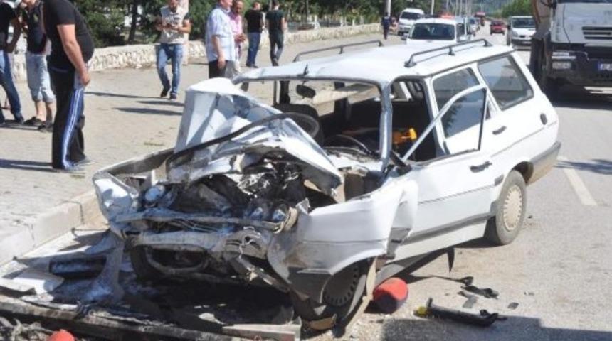 Otomobil yol temizleme aracına çarptı: 1 ölü, 2 yaralı