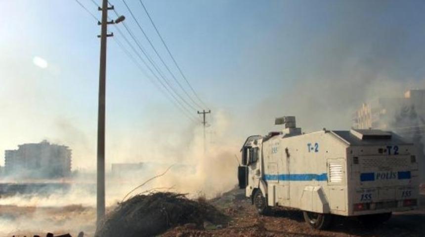 Suriye sınırındaki yangına polis TOMA ile m&uuml;dahale etti