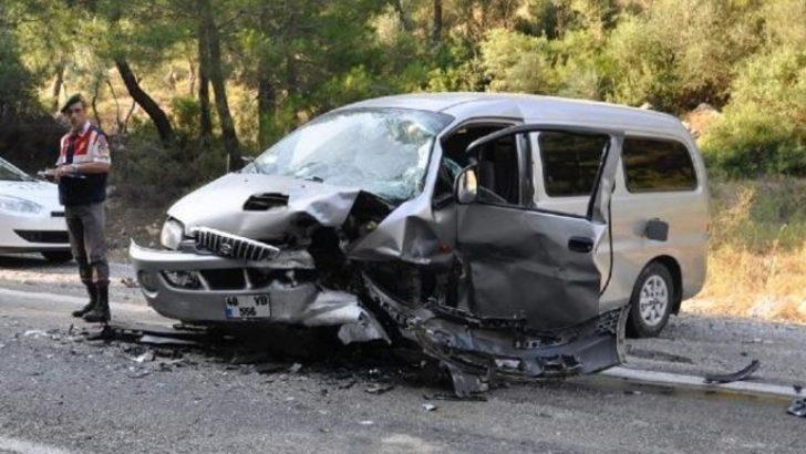 Minibüs ile otomobil çarpıştı: 5 yaralı