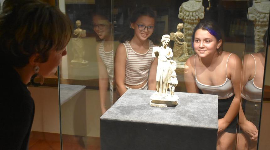 İzmir'deki bu m&uuml;zeye giren &ccedil;ıkmak istemiyor! Biri 2 bin 500 diğeri 2 bin yıllık: &Ouml;l&uuml;y&uuml; korumak i&ccedil;in kabre konuyor