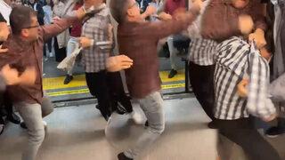 İstanbul'da otogar metrosunda boks maçı