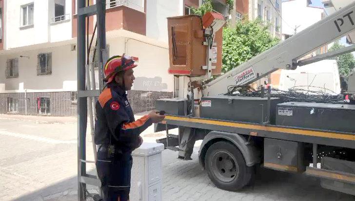 İtfaiyenin 'Kuş mesaisi'; Yavru kargalar yuvaya konuldu, mahsur kalan ebabil kuşu kurtarıldı G5