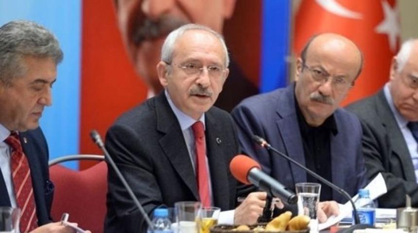 Kemal Kılı&ccedil;daroğlu'na ayakkabı fırlatılma anı kameralara b&ouml;yle yansıdı