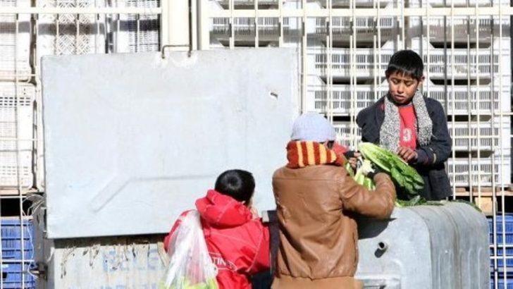 Çöpe atılan meyve sebzeler Suriyeli çocukları sevindirdi