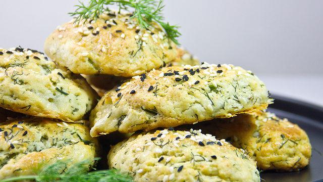 Sadece 10 dakikada hazır! Dereotlu poğaça tarifi