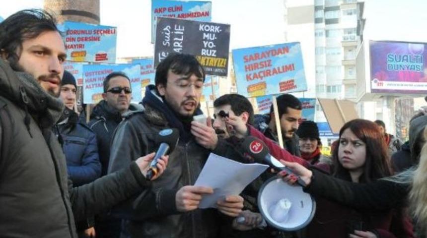 Eskişehir'de 300 kişi, 'laik, bilimsel eğitim' i&ccedil;in y&uuml;r&uuml;d&uuml;