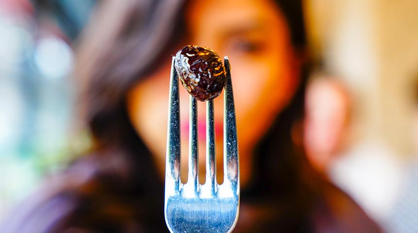 Çok merak ediliyor: Zeytin çekirdeğini yutmak zararlı mı?