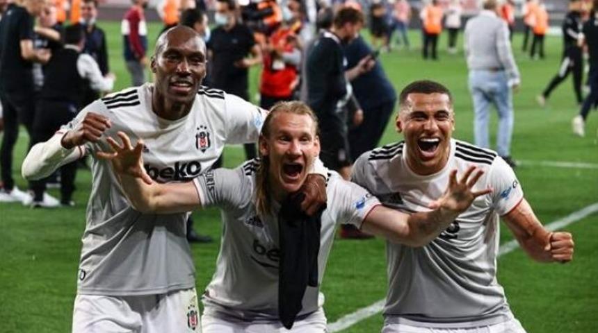 Son dakika: Beşiktaş'tan ayrılan Domagoj Vida'yı Napoli kapıyor!