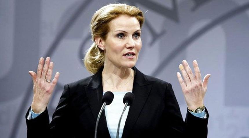 Helle Thorning-Schmidt, Elysee Sarayı merdivenlerinde d&uuml;şt&uuml;