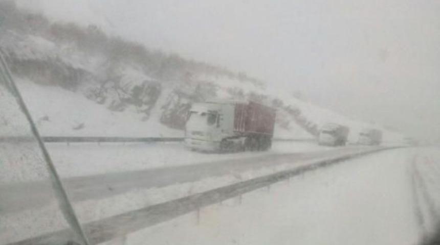 İzmir-İstanbul karayolunda ulaşıma 1 saatlik kar engeli