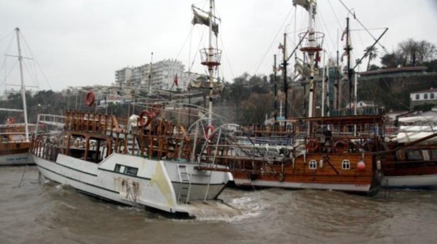 13 Ocak'ta Antalya'da okullar tatil edildi