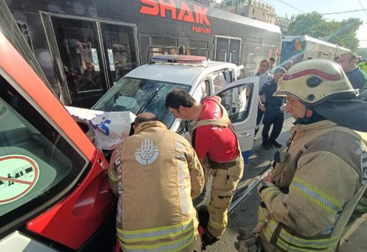 Son dakika: İstanbul Laleli'de polis arabasıyla tramvay çarpıştı! Seferler durdu