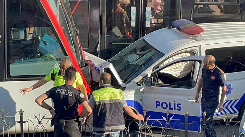 Son dakika: İstanbul Laleli'de polis arabasıyla tramvay çarpıştı! Seferler durdu