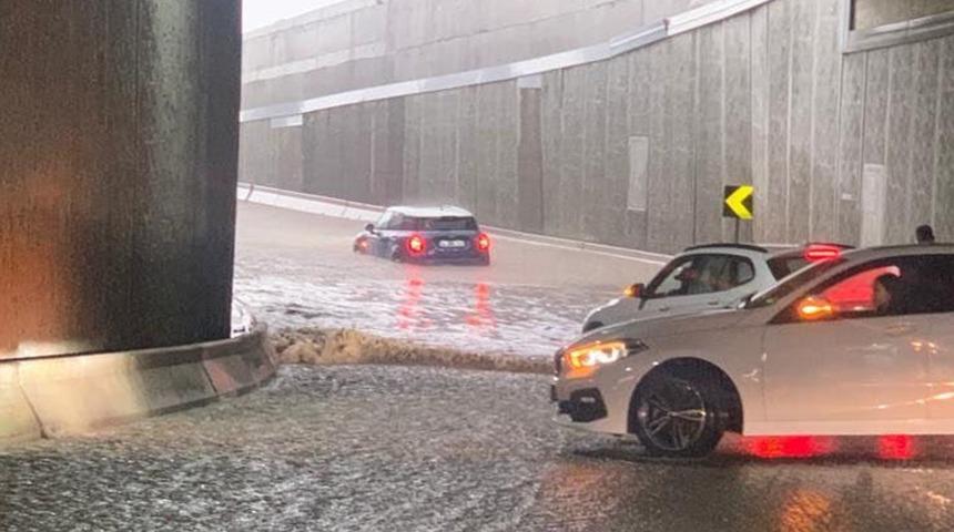 Ankara'yı sağanak vurdu! Yol çöktü, iş yerlerini su bastı