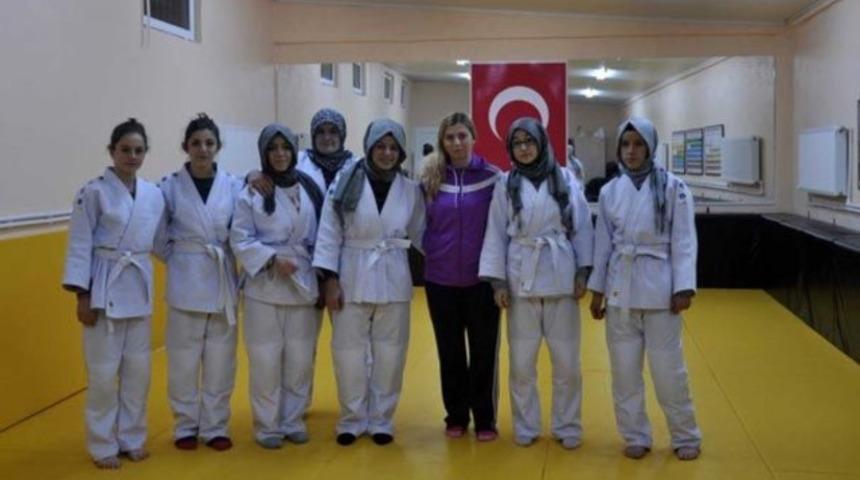 Akyazı Halk Eğitim Merkezi M&uuml;d&uuml;r&uuml;&rsquo;ne &rsquo;baş&ouml;rt&uuml;s&uuml;&rsquo; su&ccedil;laması