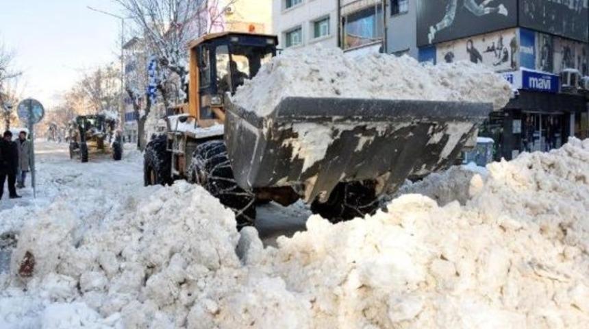 Van'da kar yolları kapattı