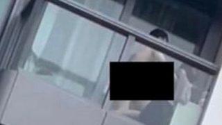 Balkon fantezisi başını yaktı! Herkesin gözü önünde cinsel ilişkiye girmişlerdi