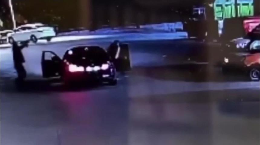 &Ouml;nce darbetti, sonra kurşun yağdırdı! Dehşete d&uuml;ş&uuml;ren anlar kamerada