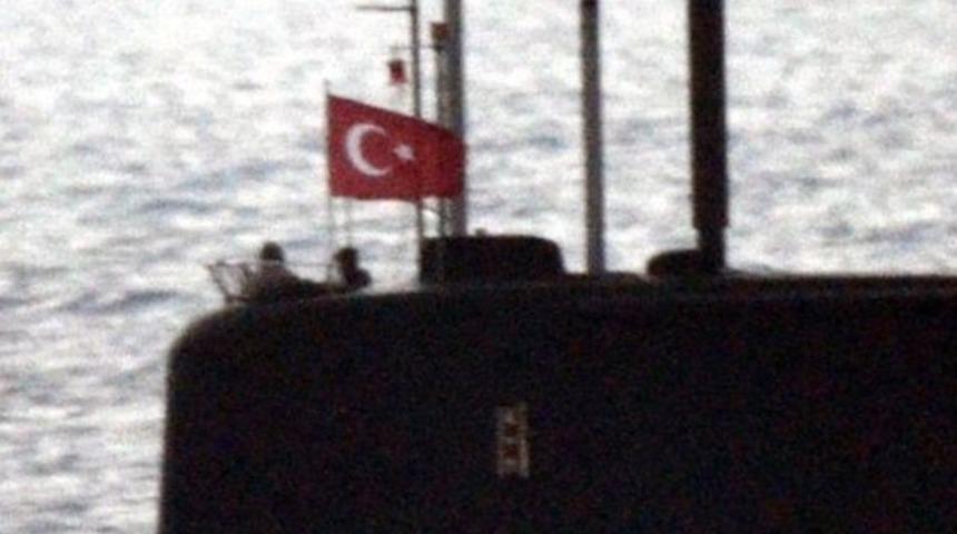 T&uuml;rk denizaltısını g&ouml;r&uuml;nce ka&ccedil;tılar