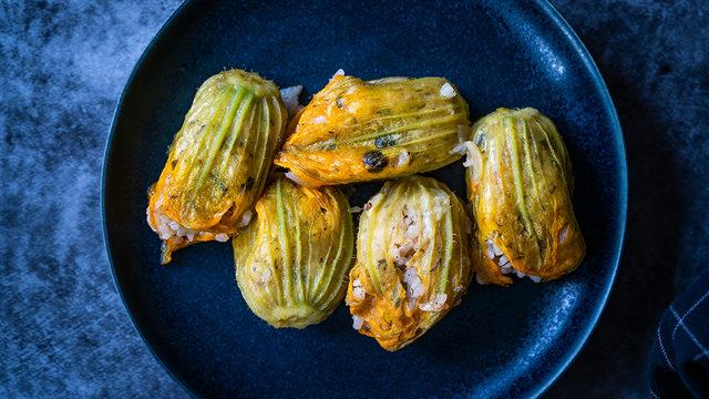 Yaz aylarına en yakışan yemek: Kabak çiçeği dolması tarifi