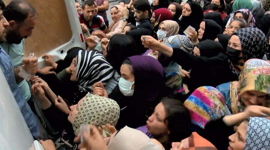 Sultangazi'de ilginç anlar! Fiyatını duyan koştu: 5 liralık halı izdihamı