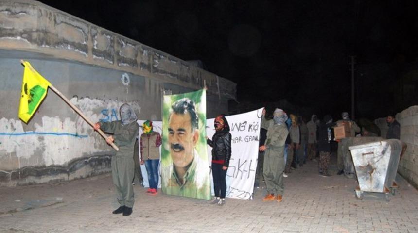 İdil&rsquo;de YDG-H&rsquo;liler Kalaşnikof t&uuml;feklerle y&uuml;r&uuml;d&uuml;