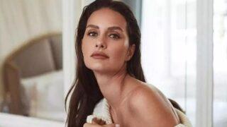 Yasemin Özilhan deri mini etekli sokak tarzıyla göz kamaştırdı! Yine yakıyorsun...