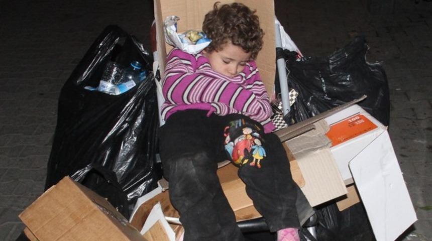 Annesinin atık kağıt topladığı pusette uyudu