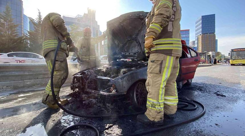 İstanbul'da korkutan yangın... Bir anda başladı, otomobil hurdaya döndü!