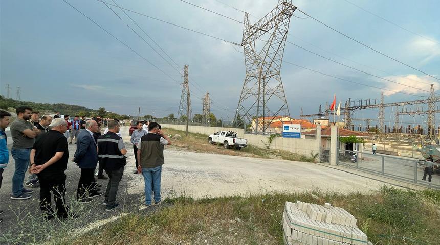 Tüm ilçe elektriksiz kaldı! Dursunbey'de ana trafo hattında yangın