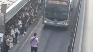Beylikdüzü'nde bir yolcudan dikkat çeken metrobüs tepkisi! Böyle önünü kesti...