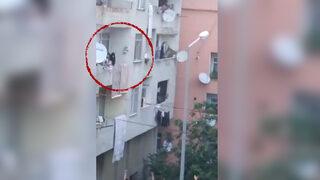 Bebeğini aşağı atacakken... Can pazarının yaşandığı olayda dehşete düşüren görüntüler