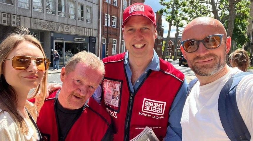 Prens William, Londra sokaklarında evsizlere yardım için dergi sattı