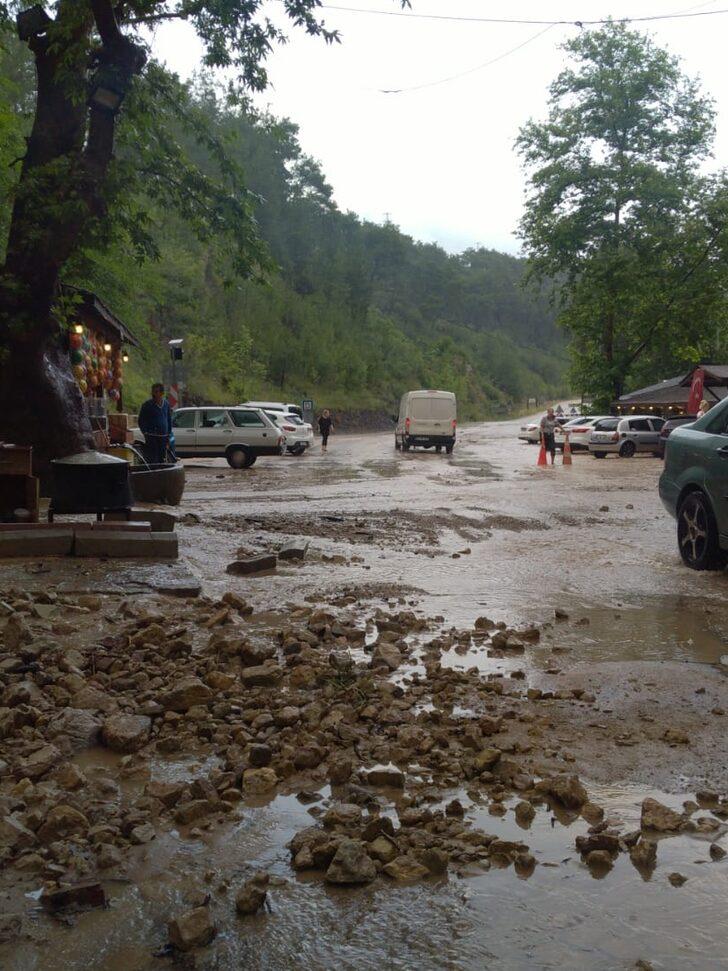 Adana'da sel sularına kapılan otomobil metrelerce sürüklendi G2