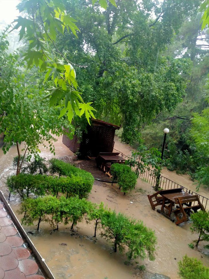 Adana'da sel sularına kapılan otomobil metrelerce sürüklendi G3